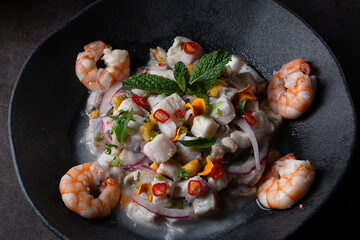 Ceviche de robalo com raspas de coco.