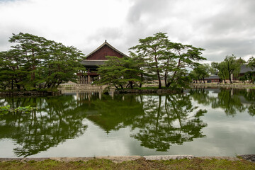 Fototapeta premium The Royal Banquet Hall (Gyeonghoeru) at Gyeongbokgung Palace in Seoul, South Korea