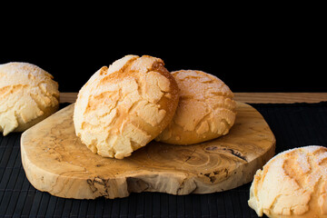 Melon pan, comida japonesa. Bollo de pan dulce con capa crujiente por encima sobre madera y fondo...