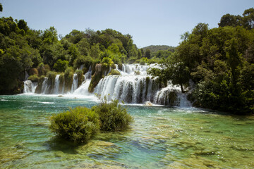 Paisaje de cascadas en parque natural con agua cristalina rocas y arboles de un viaje de turismo por Croacia europa