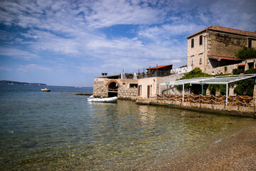 Fototapeta na wymiar viaje de turismo por las islas de croacia, europa, con sus aguas cristalinas azul turquesa, barcos y paisajes paradisiacos