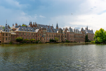 Obraz premium Binnenhof building and The Hague city reflected on the pond.