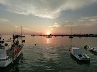 Coucher le soleil sur la m&egrave;re adriatique .