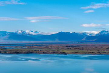 Fototapeta na wymiar wunderschöner Blick auf Höfn und die Gletscher auf Island