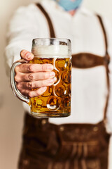 Mann mit Bierkrug in Tracht