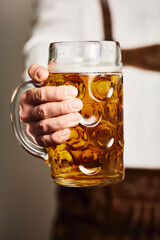 Mann mit Bierkrug in Tracht