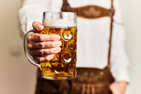 Mann mit Bierkrug in Tracht