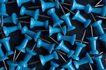 Montón de pines, chinchetas o tachuelas para corcho color azul