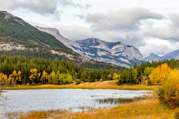 Fall colours at Middle Lake. Bow Valley Provincial Park, Alberta, Canada