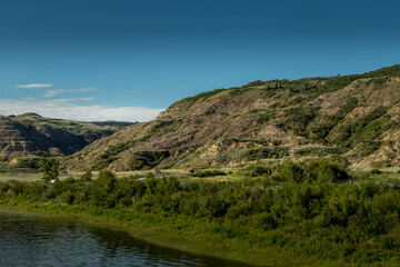 Naklejka premium Badflands in summer colours under a blue sky toleman Natural Area Kneehill County Alberta Canada