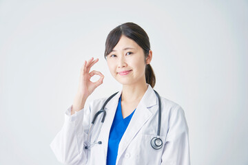 OKサインする女性医師　白バック