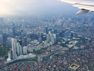 フィリピンのマニラの高層ビル群（飛行機の機内からの景色） © Traveller Tomo