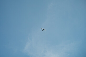 Fototapeta na wymiar 南風が吹く東京の青空を飛行する旅客機