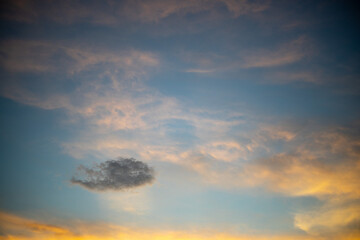 Naklejka na ściany i meble 夕暮れの空に浮かぶクジラの形をした雲