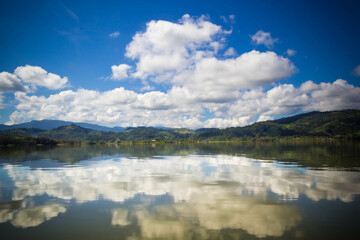 Reflejos en la Laguna Azul, Distrito Sauce, Tarapoto, San Martín - Perú