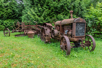 A vintage tractor with an antique grader in Maple Ridge, BC
 - obrazy, fototapety, plakaty
