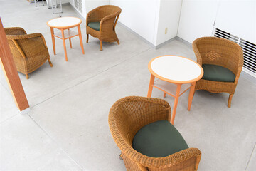 室生山上公園芸術の森、エントランス、木製、椅子、白い壁、吹き抜け、テーブル