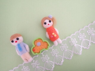 フェルトの男女と車のイメージ、コピースペースあり