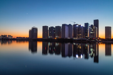 Obraz premium Aerial shot of city high-rise in the evening
