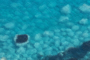 積丹ブルーな海面と岩々