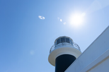 青空と太陽と灯台