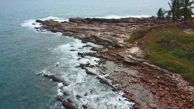 Tropikalny piękny naturalny krajobraz oceanu i skalnego wybrzeża, rajskie plaże, ujęcia z drona.