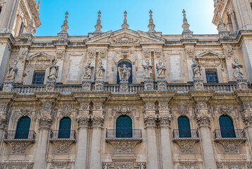 Fototapeta na wymiar Detalle parte alta fachada principal estilo barroco de la catedral de Jaén, España