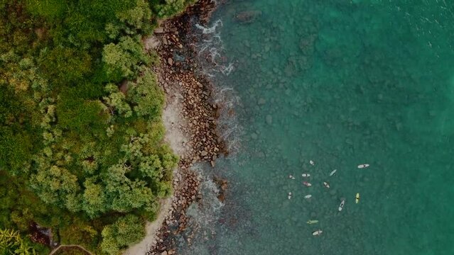 Tropikalny piękny naturalny krajobraz oceanu i skalnego wybrzeża, rajskie plaże, ujęcia z drona.