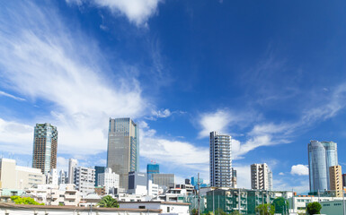Fototapeta premium 東京 2022夏 六本木 タワーマンションと高層ビル群