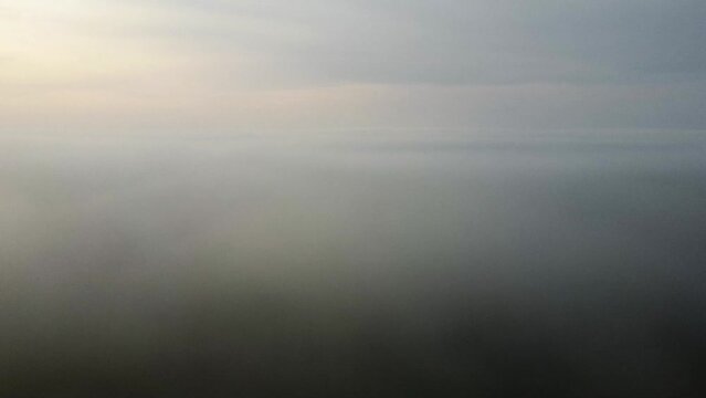 Toma a&eacute;rea de dron por encima de las nubes al atardecer en el cielo