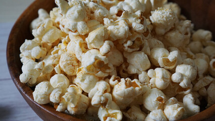 木のうつわに守られたポップコーン