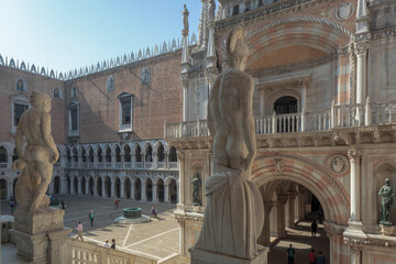 Venezia. Cortile di Palazzo Ducale dalla Scala dei Giganti con le statue di Marte e Nettuno