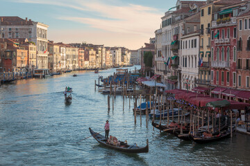 Fototapeta na wymiar Venezia. Veduta delle Rive del Canal Grande con gondole e Palazzi dal Ponte di Rialto