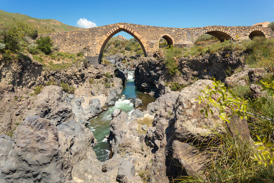 Centuripe e Adrano. Catania. Ponte Saraceno sul fiume Simeto