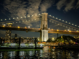 Fototapeta na wymiar manhattan bridge from brooklyn promenade
