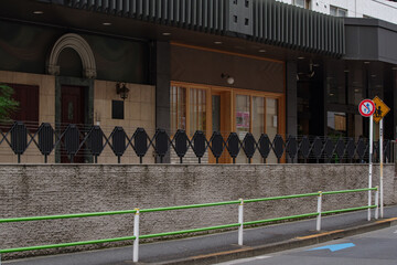 東京の赤坂6丁目でのガードレースと道路標識