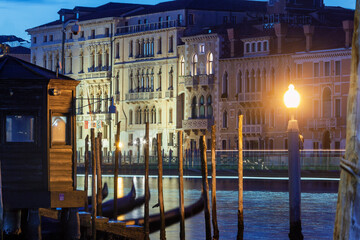 Venezia. Punta della Dogana con gondole verso palazzi del Canal Grande di notte