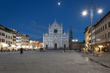 Fototapeta premium Firenze. Basilica di Santa Croce nella piazza omonima al crepuscolo. 