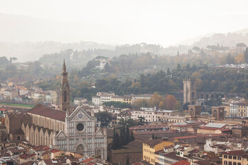 Fototapeta na wymiar Firenze. Panorama della città dal Campanile di Giotto con la Basilica di Santa Croce 