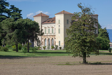 Cricoli, Vicenza. Facciata con giardino di Villa Trissino Trettenero
