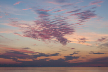 Cielo viola sul mare al tramonto