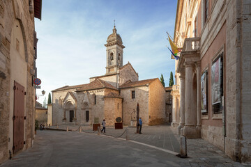Fototapeta na wymiar San Quirico D'Orcia. Piazzetta della Collegiata 