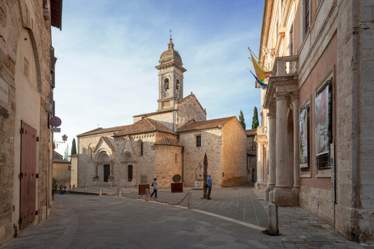 San Quirico D'Orcia. Piazzetta della Collegiata 