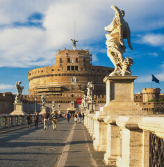 Roma.Ponte Sant'Angelo con statue verso il Castello omonimo
