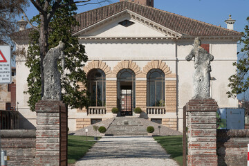 Fototapeta na wymiar Caldogno, Vicenza. Omonima villa di Palladio, ingresso con facciata
