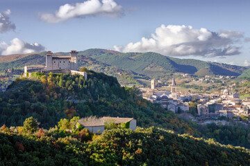 Fototapeta na wymiar Spoleto, Perugia. Panorama della cittadina con la Rocca di Albornoz