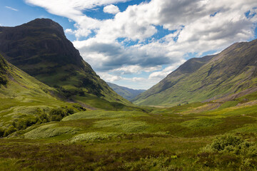 Fototapeta premium Ein wunderschöner Tag für eine Wanderung durch die schottischen Highlands