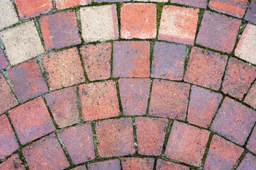 Teil eines Steinkreises in einem Garten als dekoratiever Blickfang