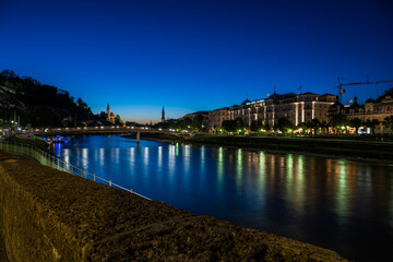 Salzach in Salzburg mit Feingoldsteg zur blauen Stunde