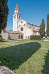 Fototapeta na wymiar Aquileia, Udine. Esterno della Basilica di Santa Maria Assunta dal prato. 